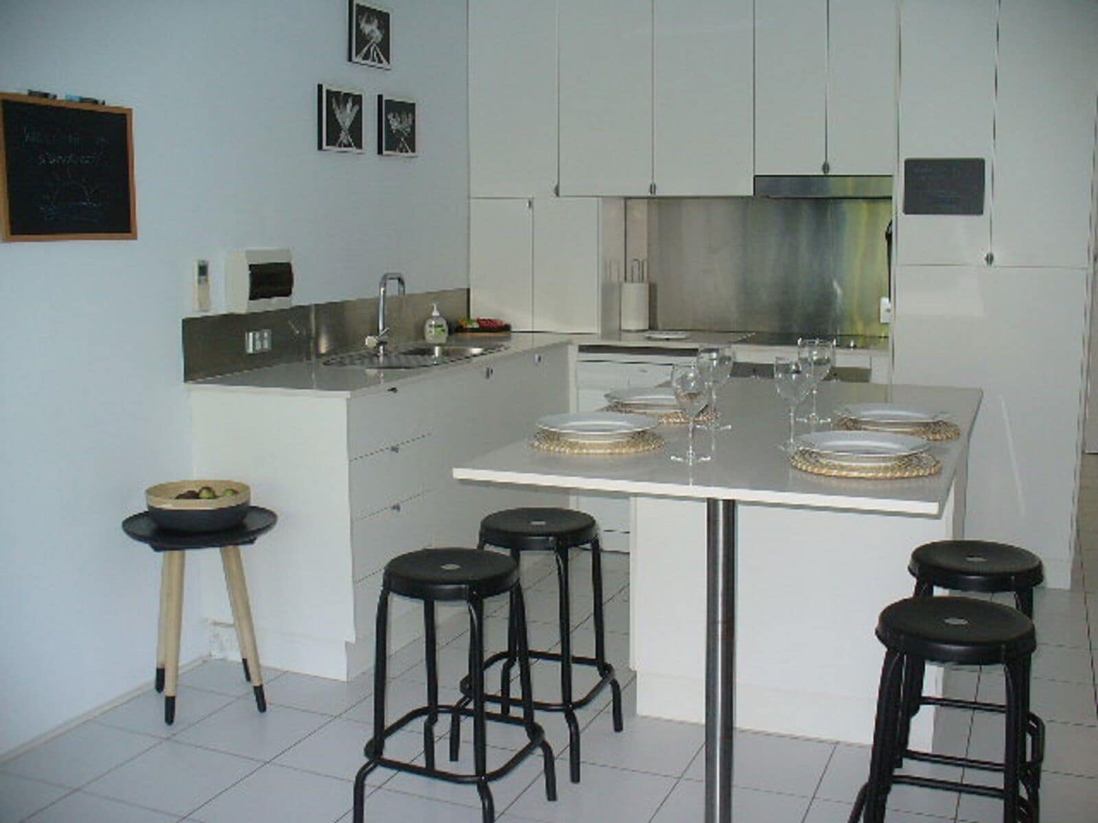 SAWTELL SUNRISE APARTMENT - beachfront, set in leafy street.
