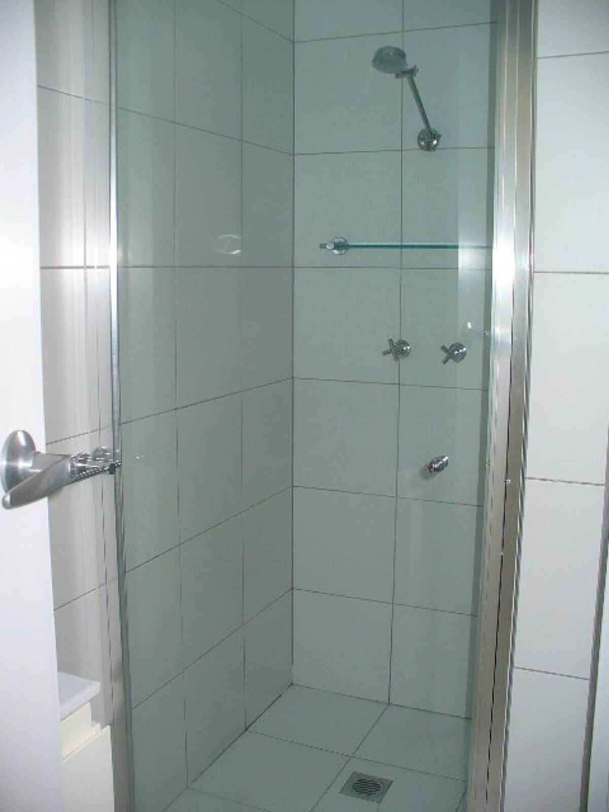 SAWTELL SUNRISE APARTMENT - beachfront, set in leafy street.