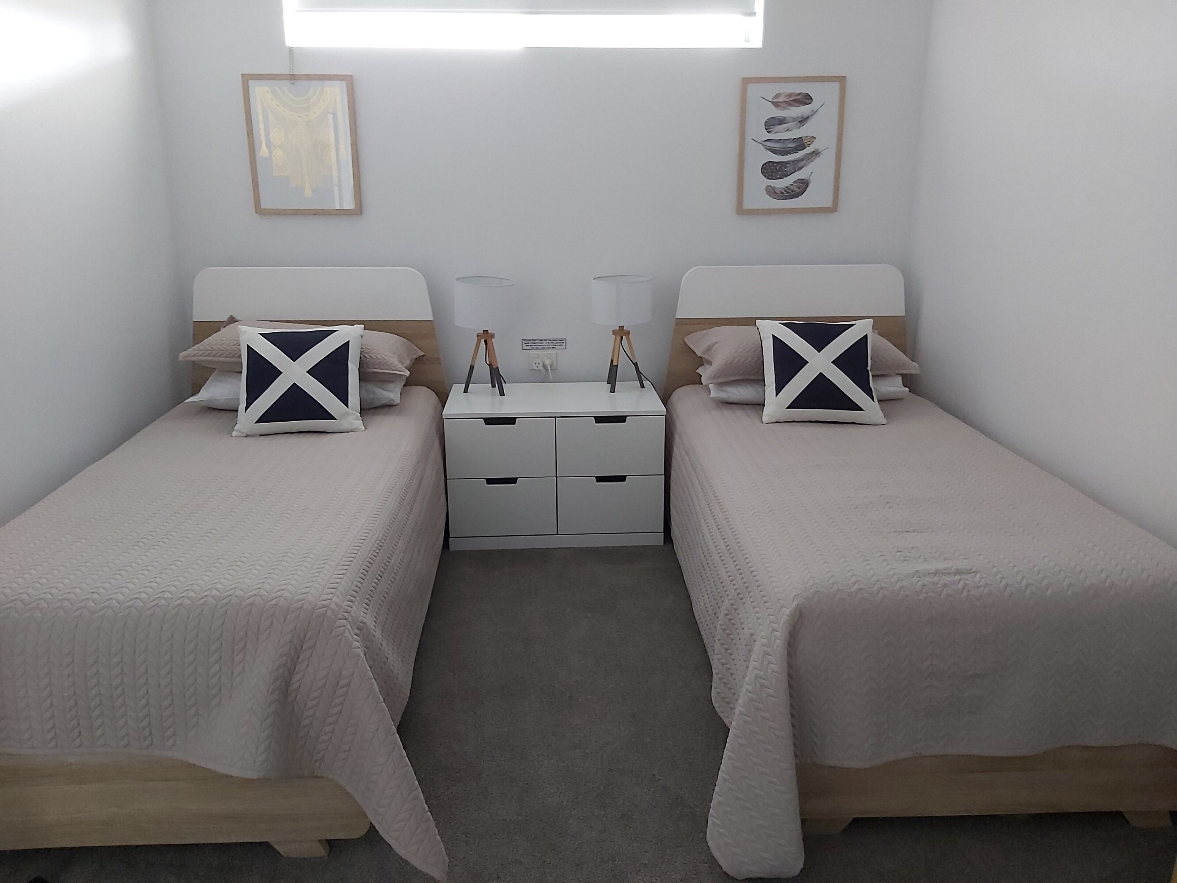 SAWTELL SUNRISE APARTMENT - beachfront, set in leafy street.