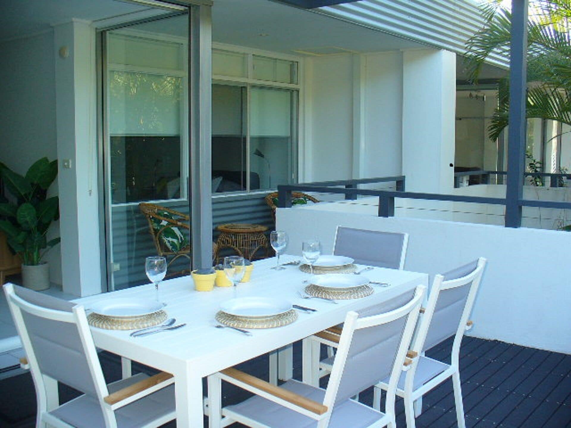 SAWTELL SUNRISE APARTMENT - beachfront, set in leafy street.