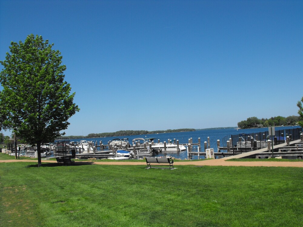 Charming beadboard Cottage in Historic Excelsior on Lake