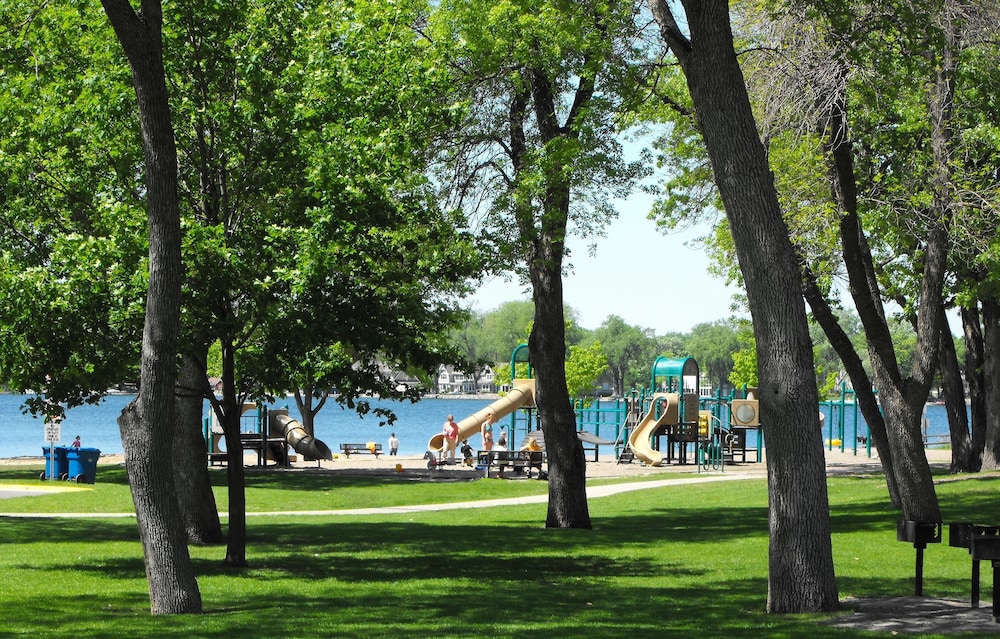 Charming beadboard Cottage in Historic Excelsior on Lake in