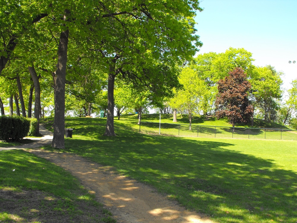Charming beadboard Cottage in Historic Excelsior on Lake in