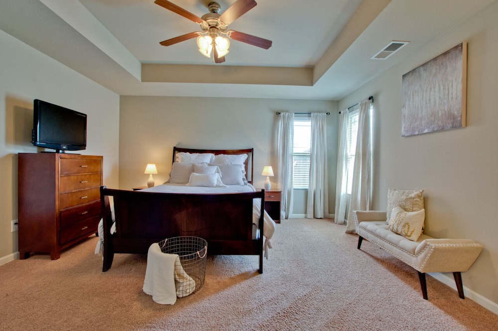 Mertle Home| 3bed 2bth, great for families in quiet neighborhood!