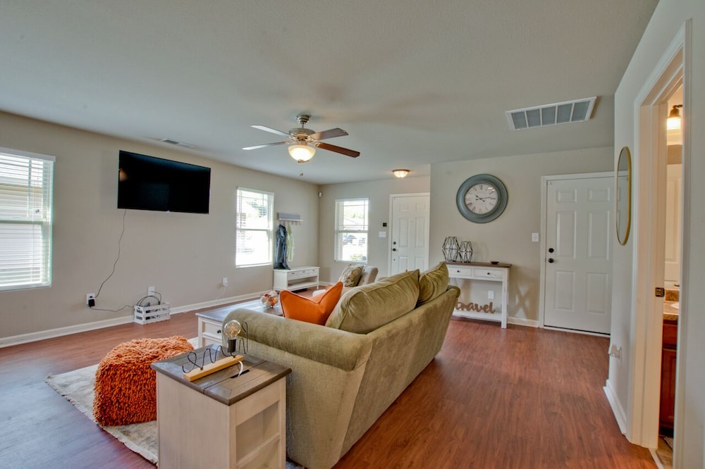 Mertle Home| 3bed 2bth, great for families in quiet neighborhood!