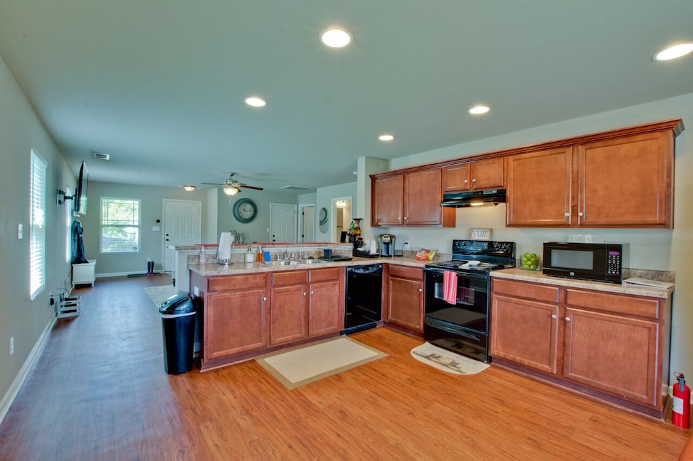 Mertle Home| 3bed 2bth, great for families in quiet neighborhood!