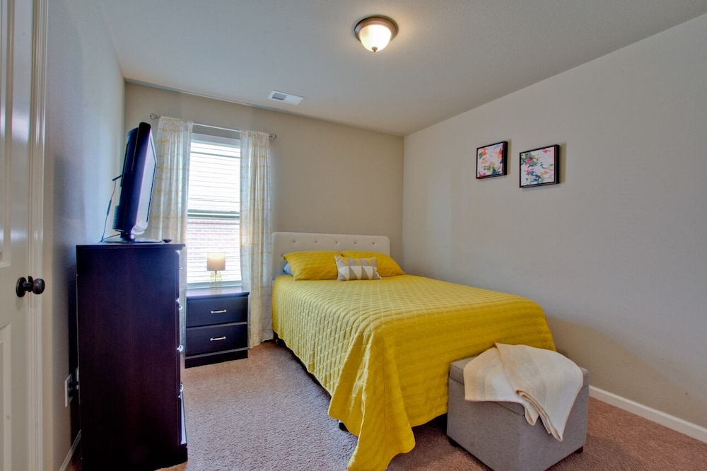 Mertle Home| 3bed 2bth, great for families in quiet neighborhood!