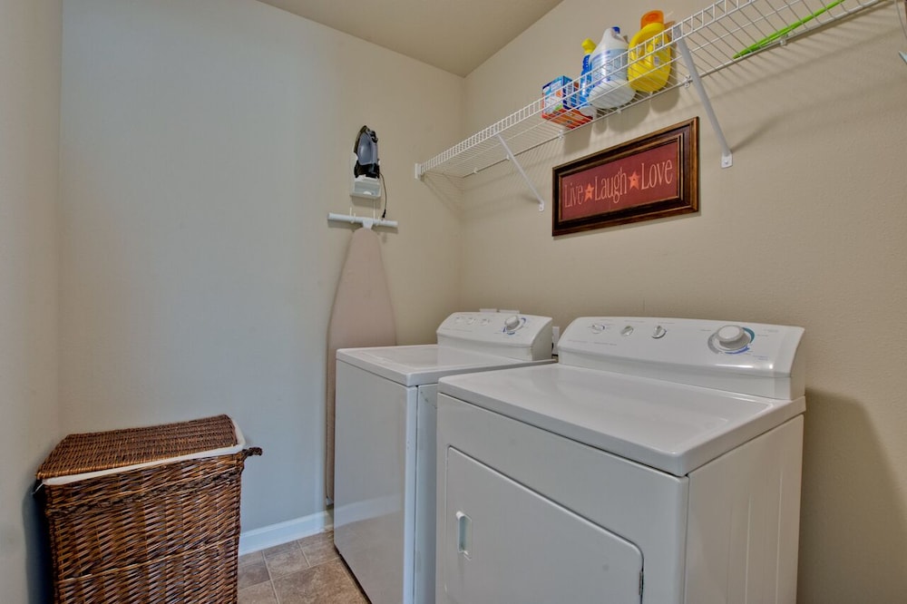 Mertle Home| 3bed 2bth, great for families in quiet neighborhood!