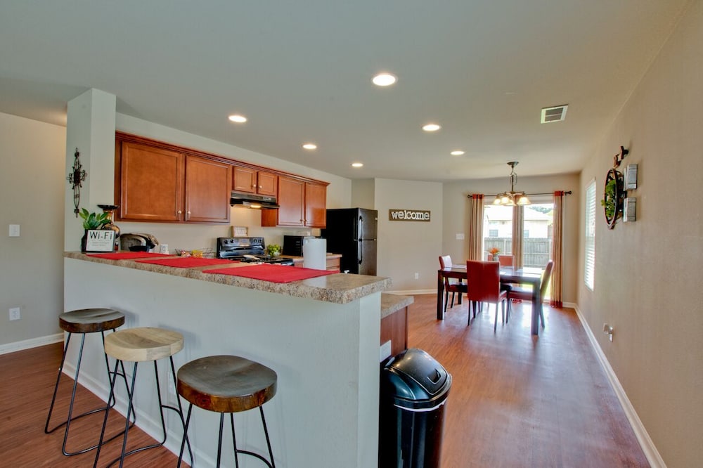 Mertle Home| 3bed 2bth, great for families in quiet neighborhood!