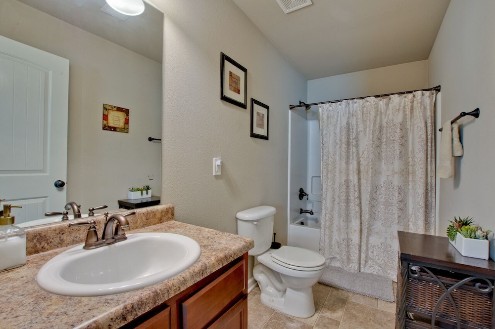 Mertle Home| 3bed 2bth, great for families in quiet neighborhood!