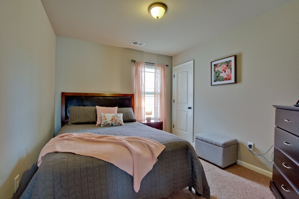 Mertle Home| 3bed 2bth, great for families in quiet neighborhood!