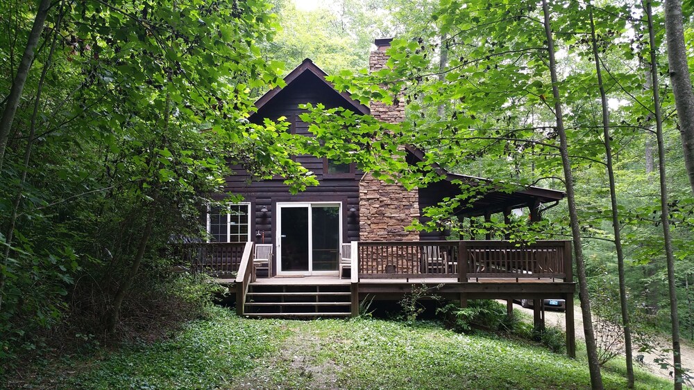 BIG ROCK LOG CABIN , Beside Natural Bridge/Red River in Pine