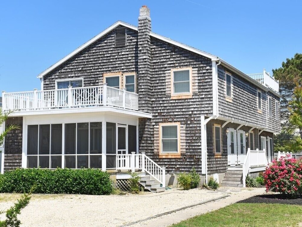 Ocean Side 3 Bedroom steps to beach and Dewey restaurants