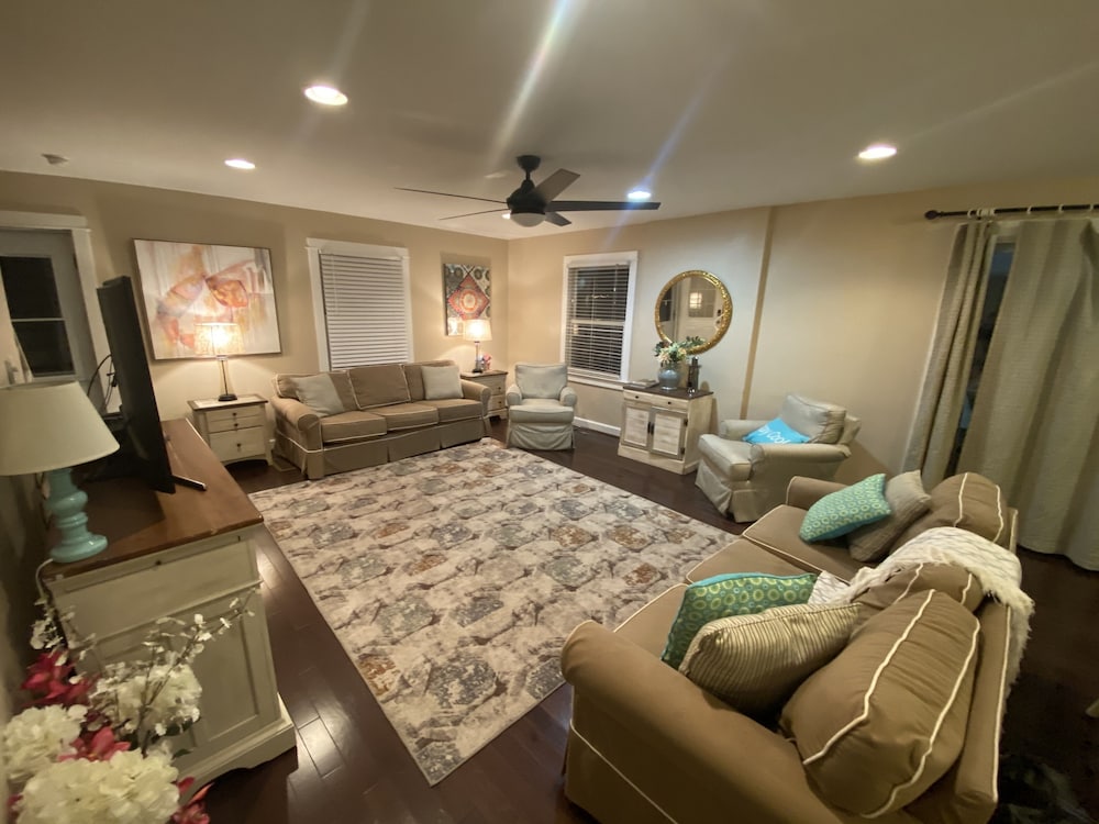 Ocean Side 3 Bedroom steps to beach and Dewey restaurants