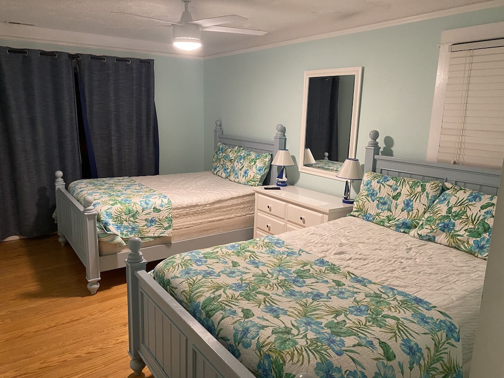 Ocean Side 3 Bedroom steps to beach and Dewey restaurants