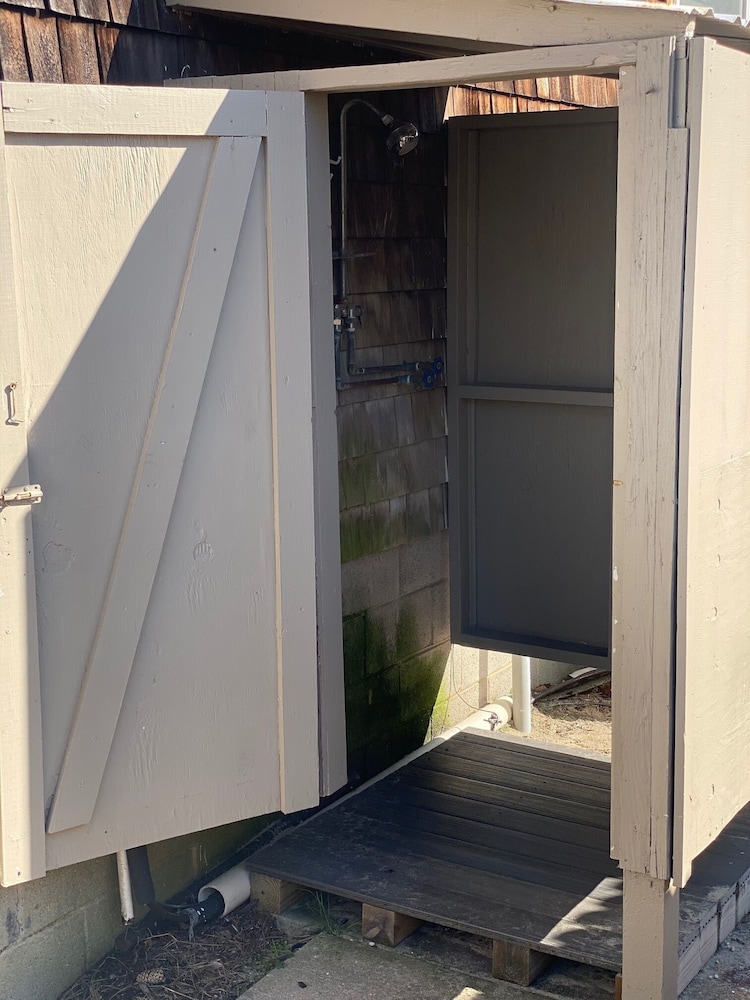 Ocean Side 3 Bedroom steps to beach and Dewey restaurants