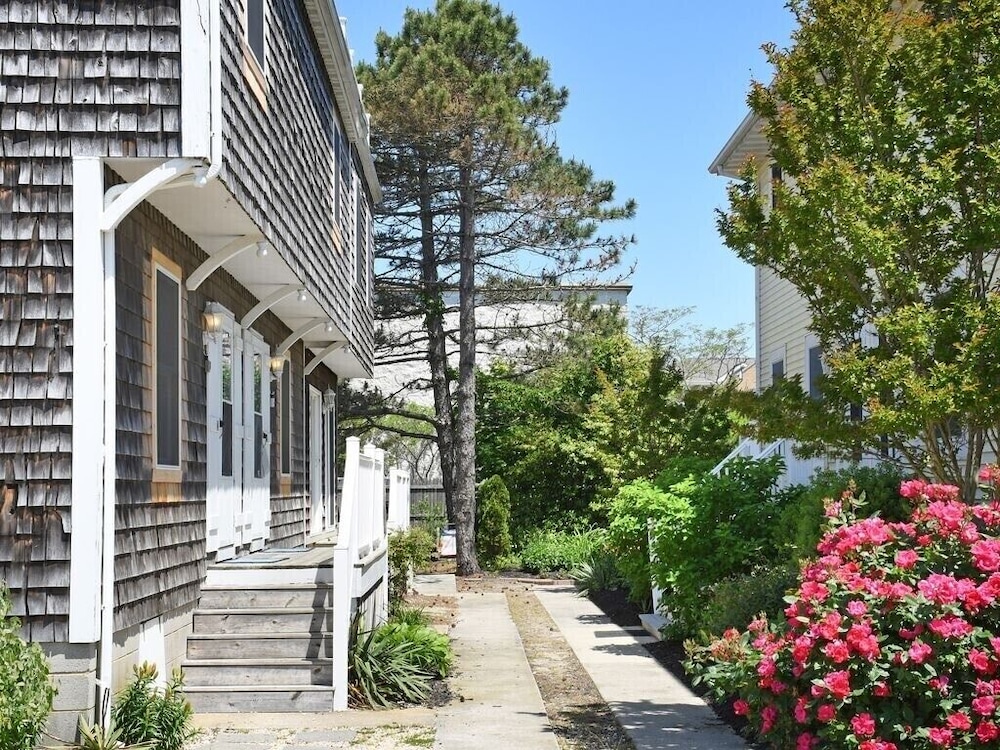 Ocean Side 3 Bedroom steps to beach and Dewey restaurants