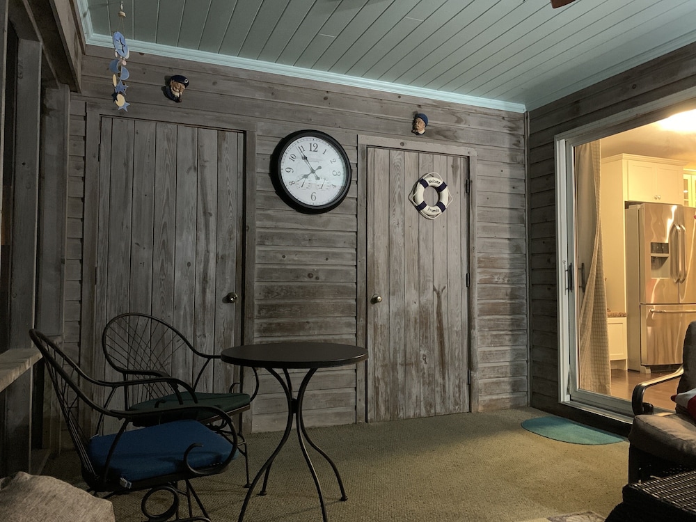 Ocean Side 3 Bedroom steps to beach and Dewey restaurants