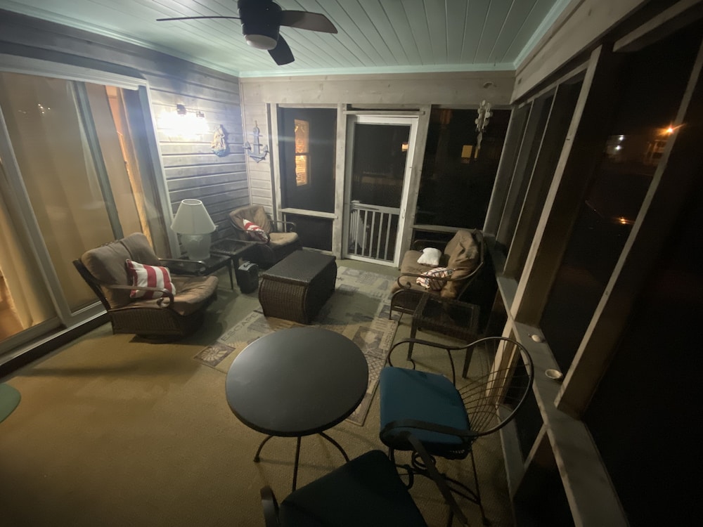 Ocean Side 3 Bedroom steps to beach and Dewey restaurants