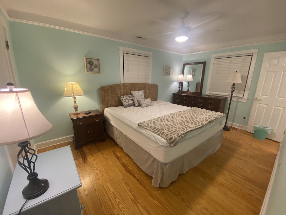 Ocean Side 3 Bedroom steps to beach and Dewey restaurants