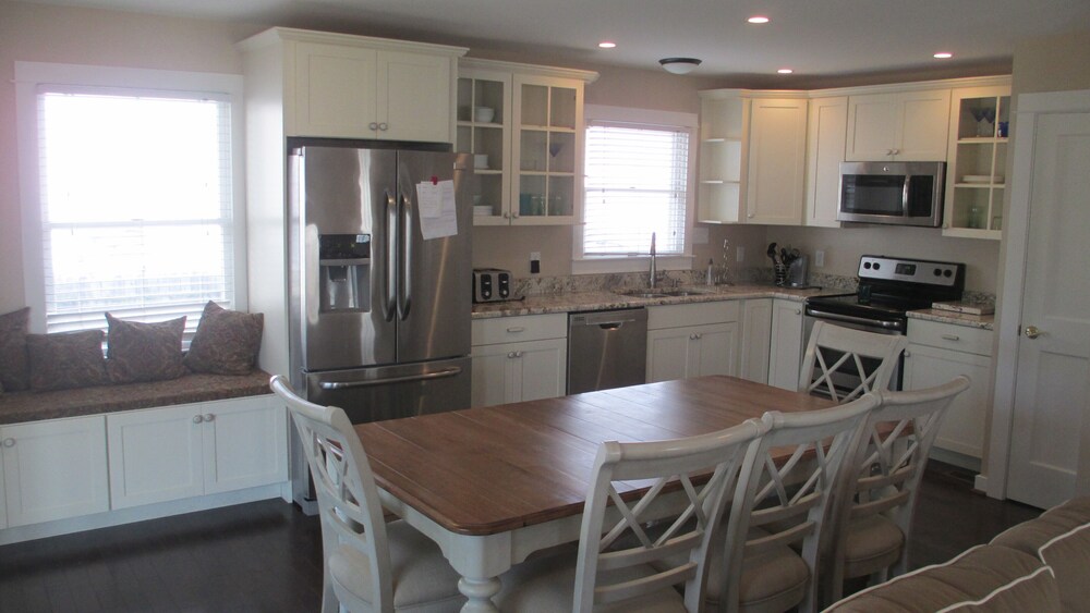 Ocean Side 3 Bedroom steps to beach and Dewey restaurants