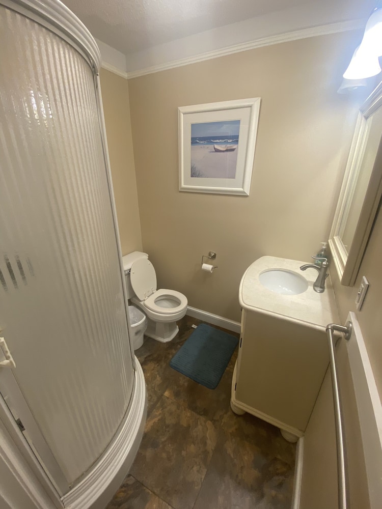 Ocean Side 3 Bedroom steps to beach and Dewey restaurants