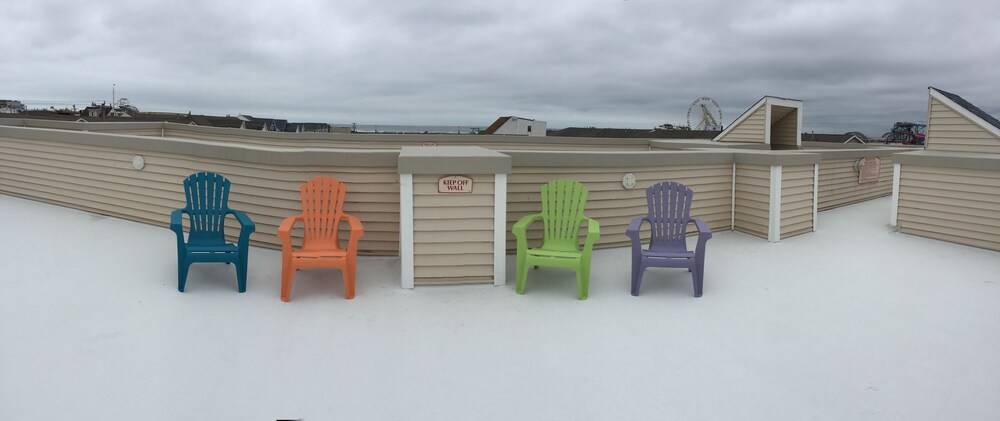 Beach Block Condo w / roof top deck