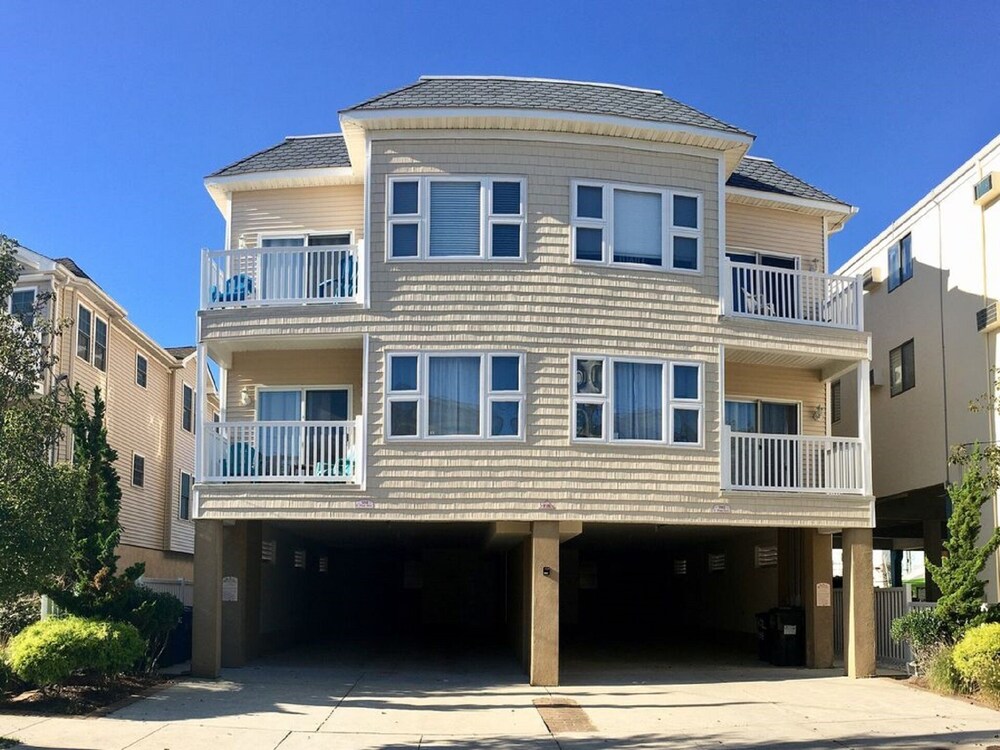 Beach Block Condo w / roof top deck