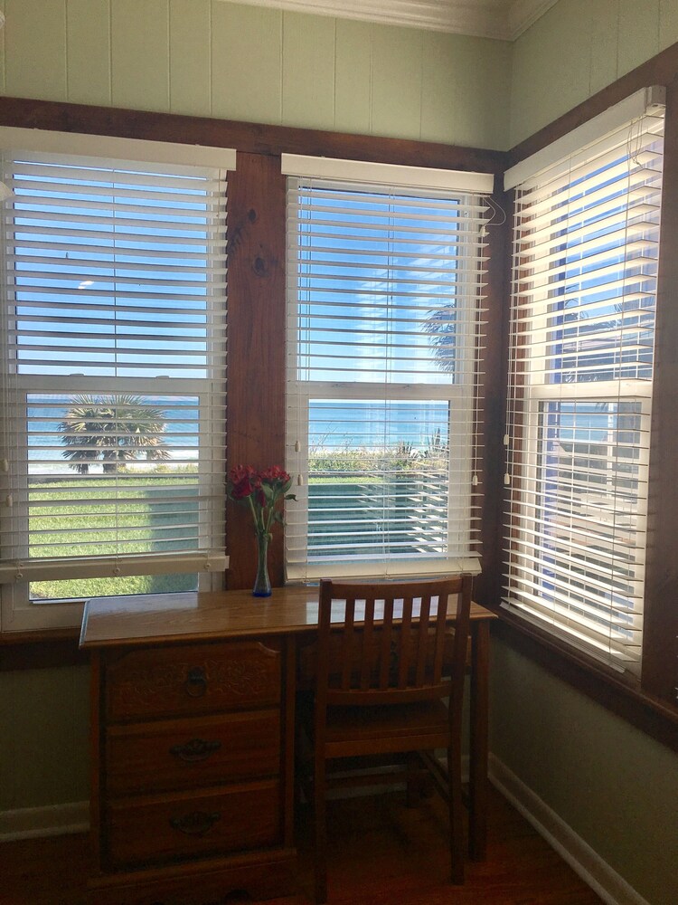 A BEACH LOVER'S PARADISE!!! Beach House with views from every room in