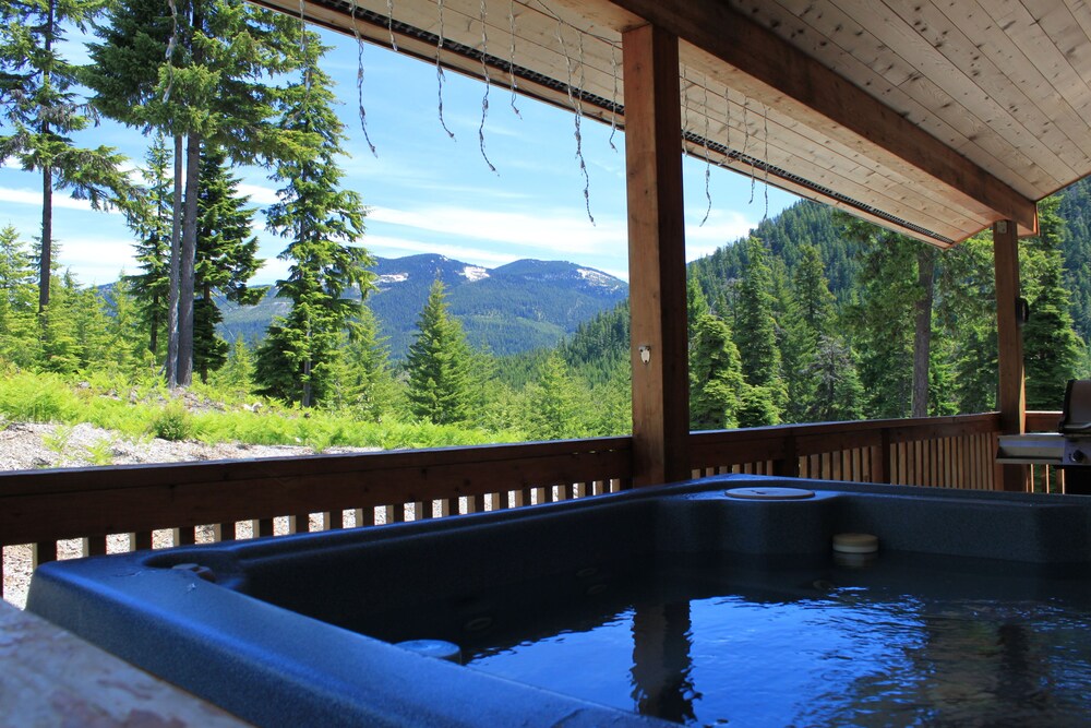 Snoqualmie Pass Lodge Near Lake Kachess and the summit in Easton