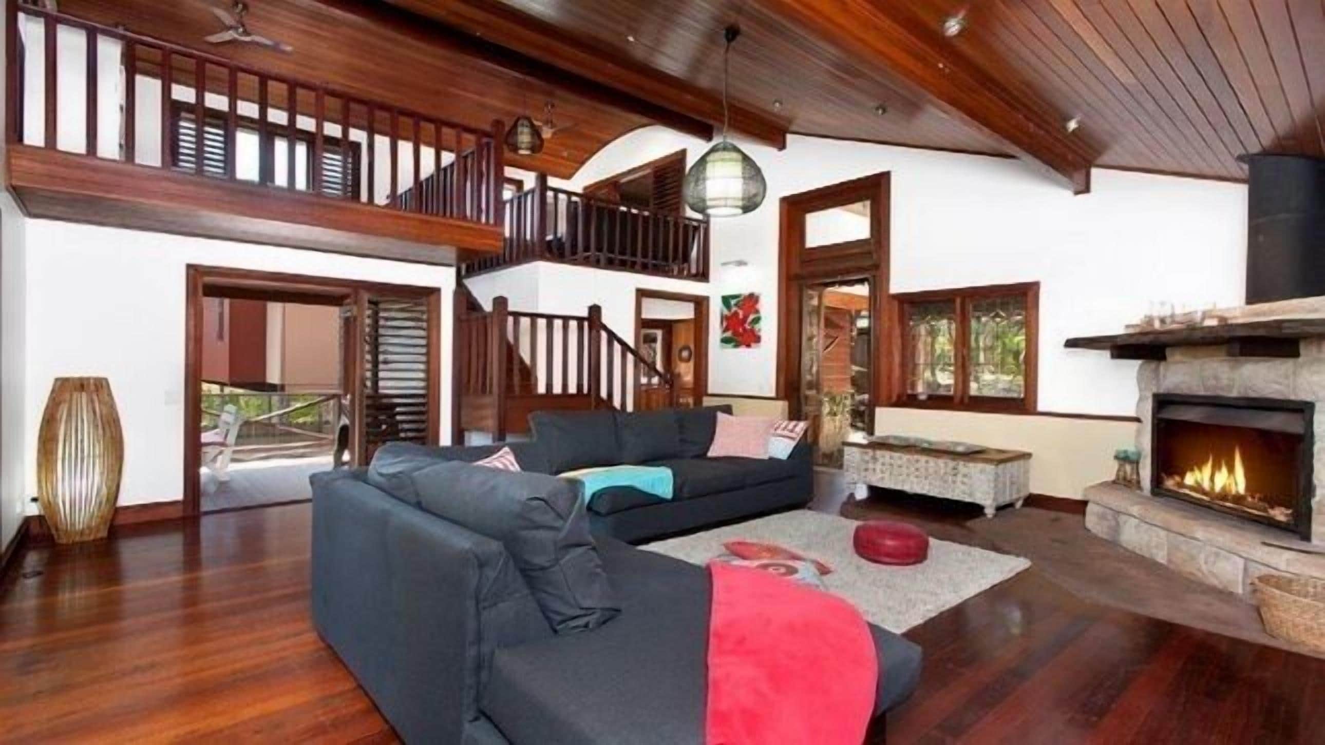 Off-Peak Specials! Ocean-view, 2 Dwellings, Unique Boutique Valla Beach!