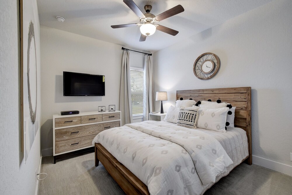 Riverwalk, Alamo, Alamodome and Downtown Blocks away! Professionally