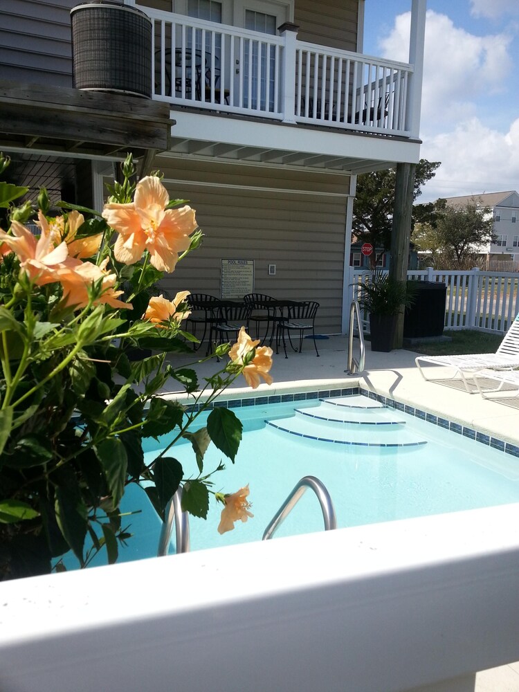 Steps to Beach, Private Heated Pool, 3 Porches, Linens, Pets,  MONTHLY Rates