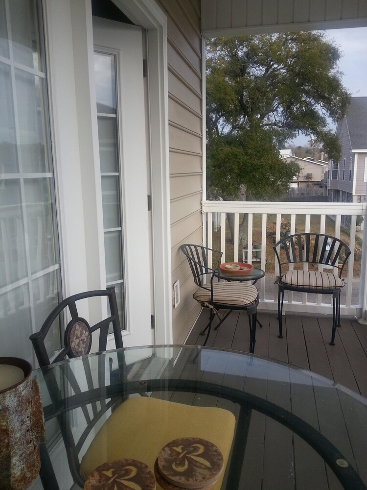 Steps to Beach, Private Heated Pool, 3 Porches, Linens, Pets,  MONTHLY Rates