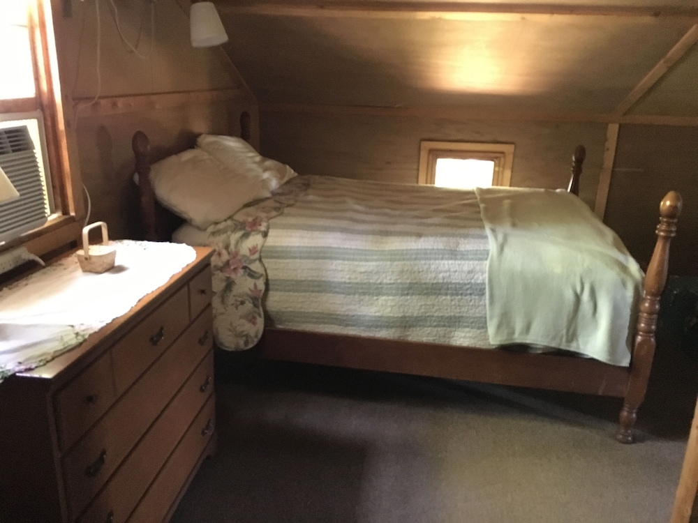 Pet Friendly! Maine cottage just 3 blocks to lovely Long Sands beach