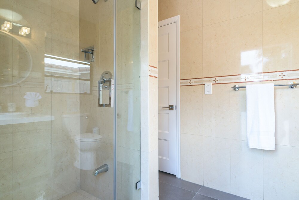 AMAZING LARGE NEWLY REMODELED ESTATE HOME