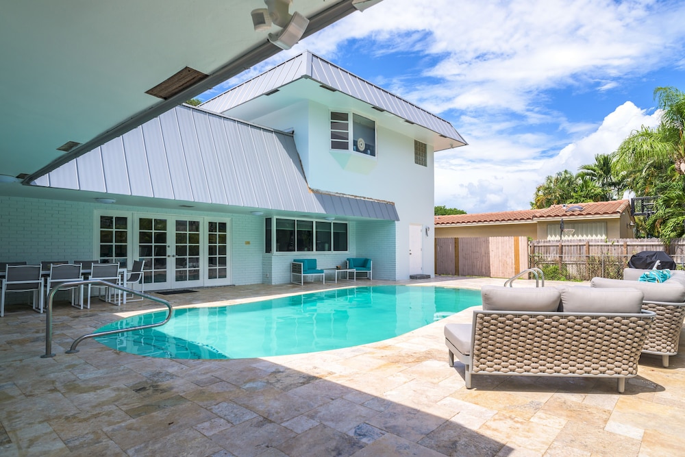 AMAZING LARGE NEWLY REMODELED ESTATE HOME