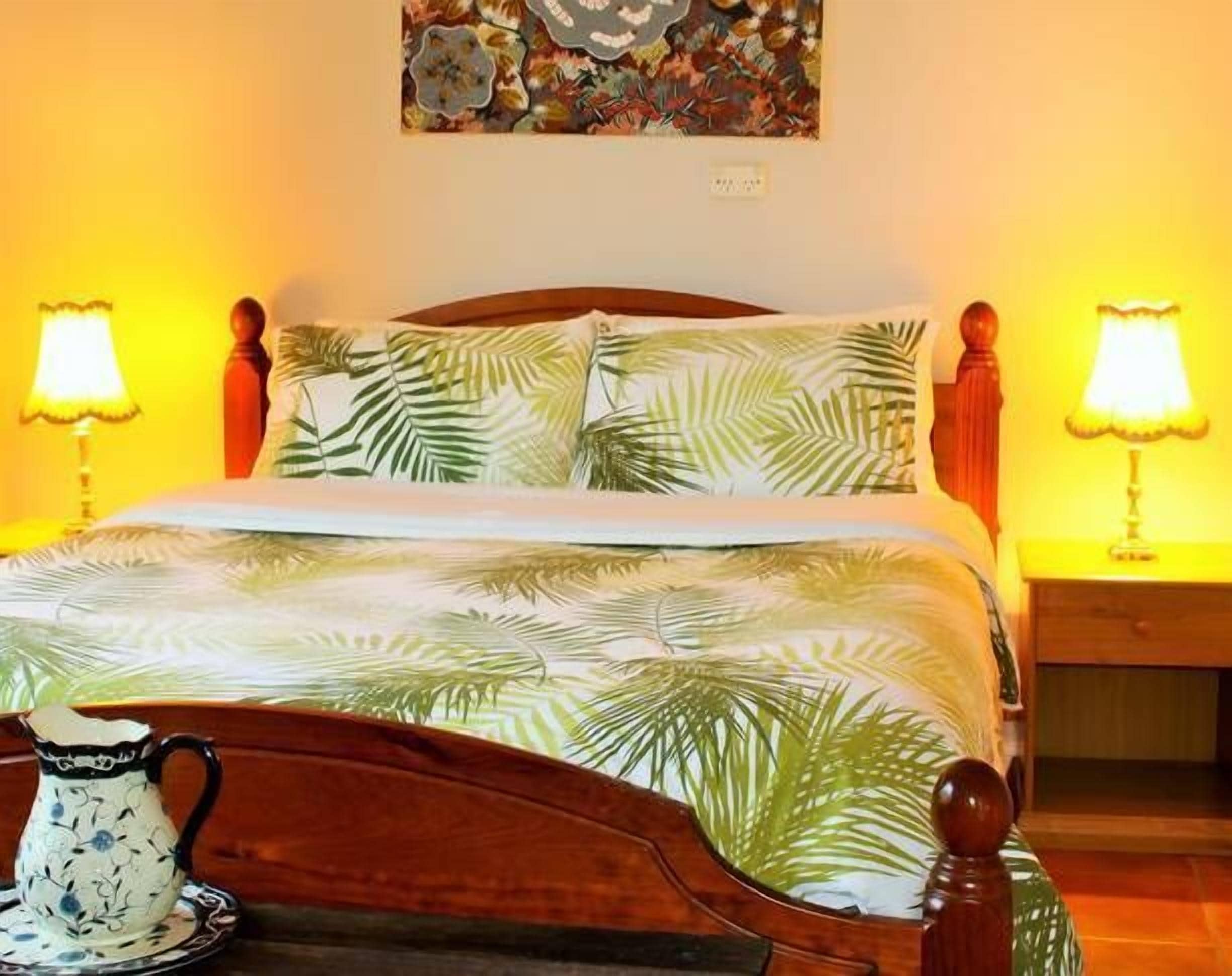 Old School Weather Shed - Rustic Queen Room