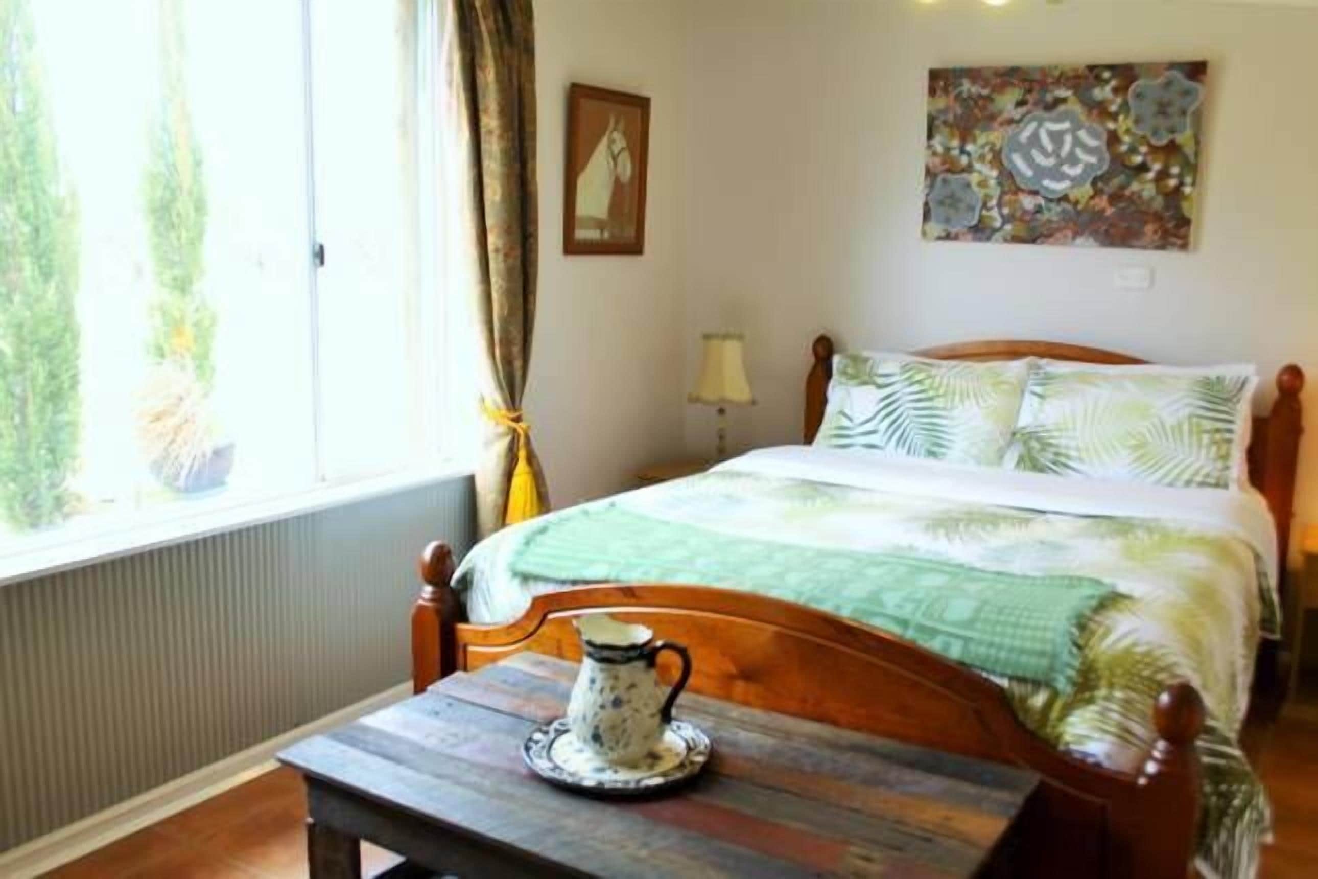 Old School Weather Shed - Rustic Queen Room