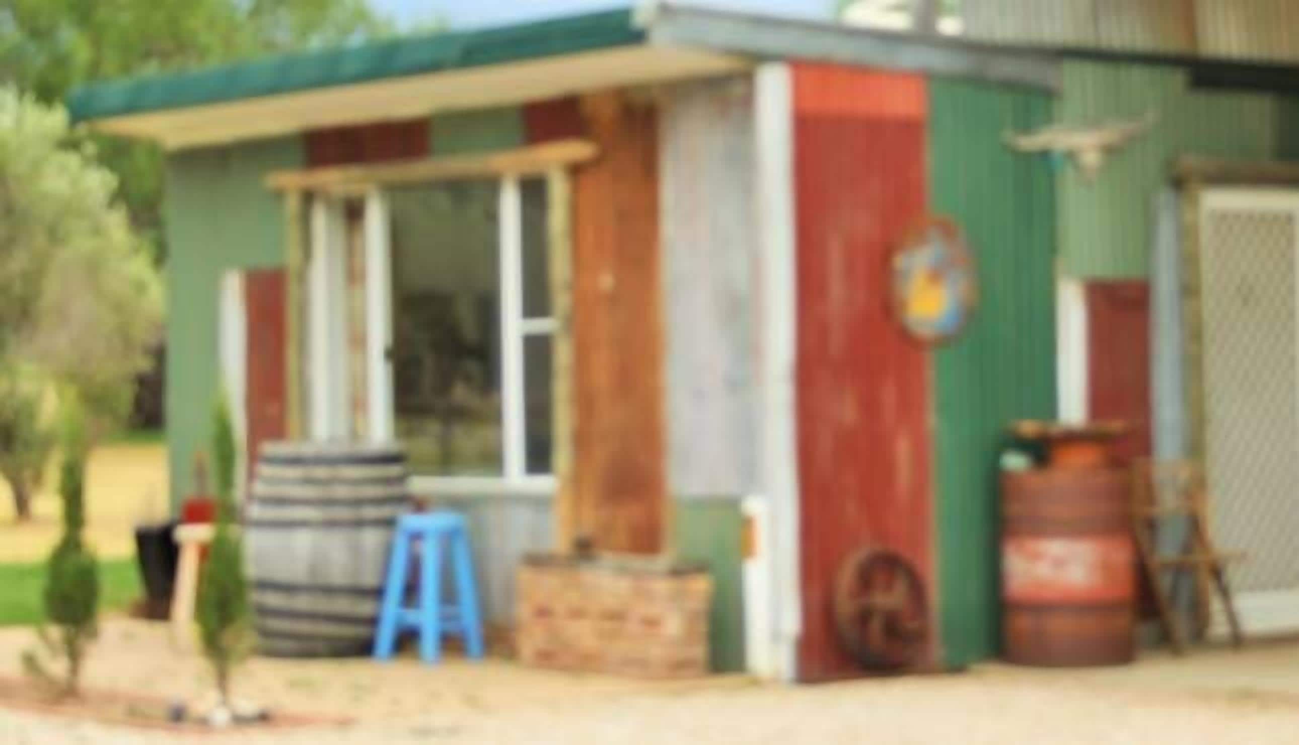 Old School Weather Shed - Rustic Queen Room