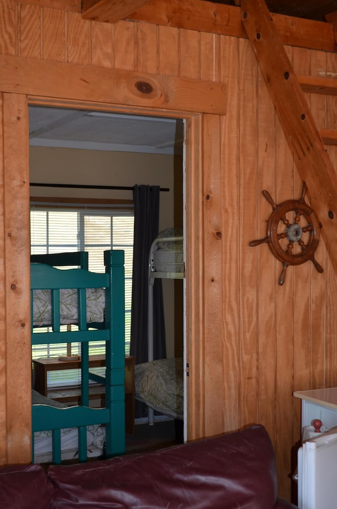 EXCLUSIVE LAKEFRONT with beach, beach house, piers, trampoline + sister