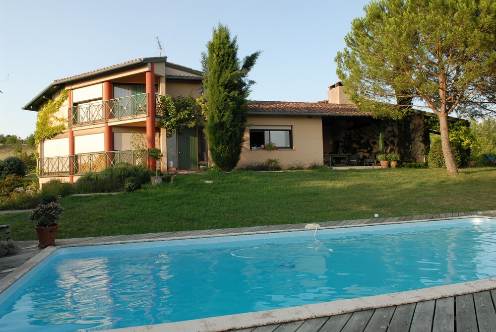 Charming Guest House on the Heights of Montauban in Lamothe Capdeville, France