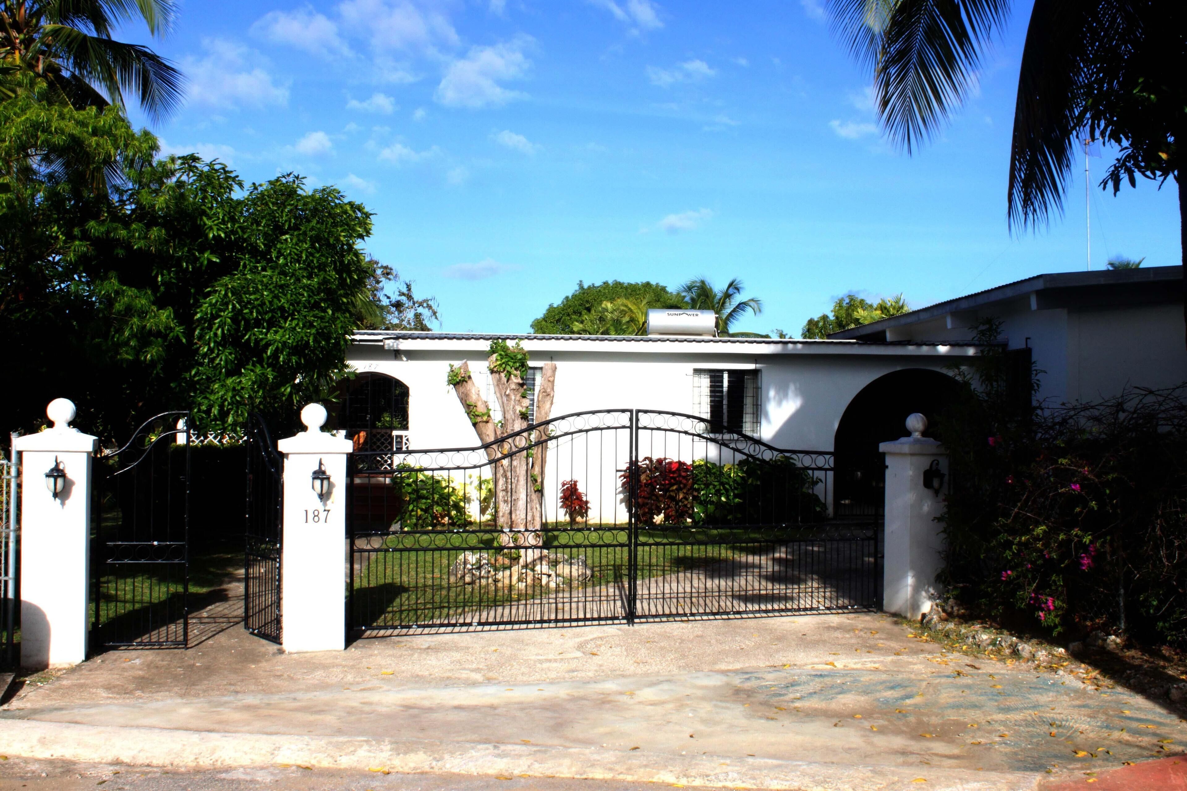Villa, New Private Pool / Deck / BBQ. Gardens. Easy Walk to Beaches, Retail. in Holetown, Barbados