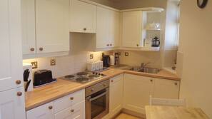 Full-sized fridge, microwave, oven, hob