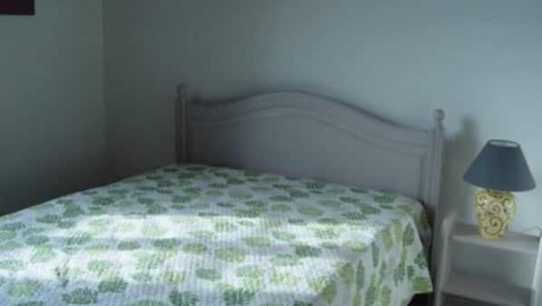 2 chambres, fer et planche à repasser, draps fournis