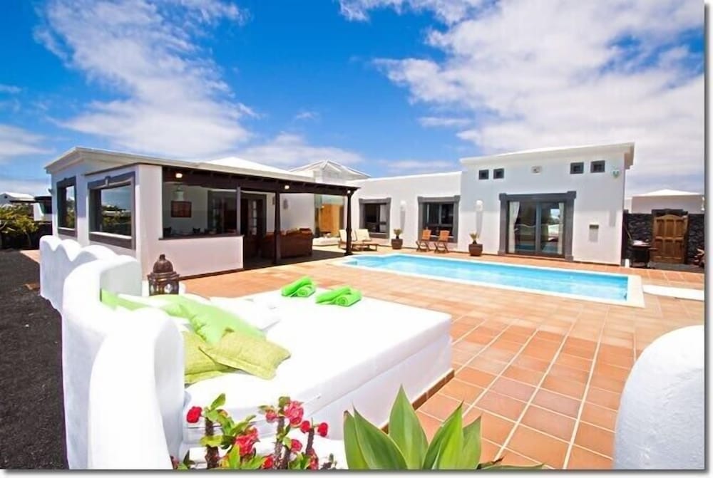 Luxurious Villa In Playa Blanca With Private Pool And