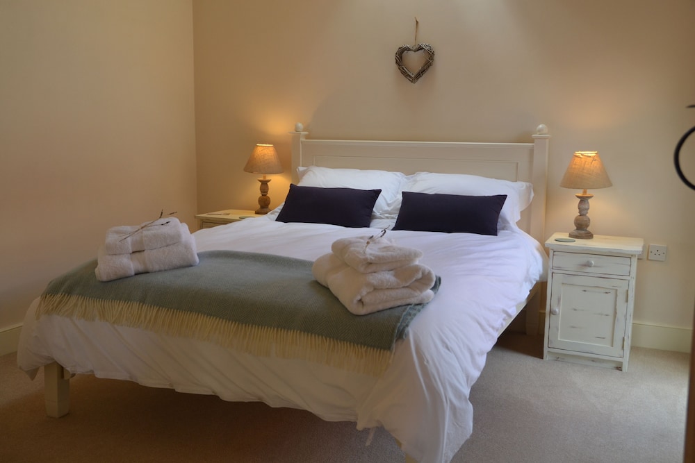 Individual barn overlooking open fields, dog friendly with open fire