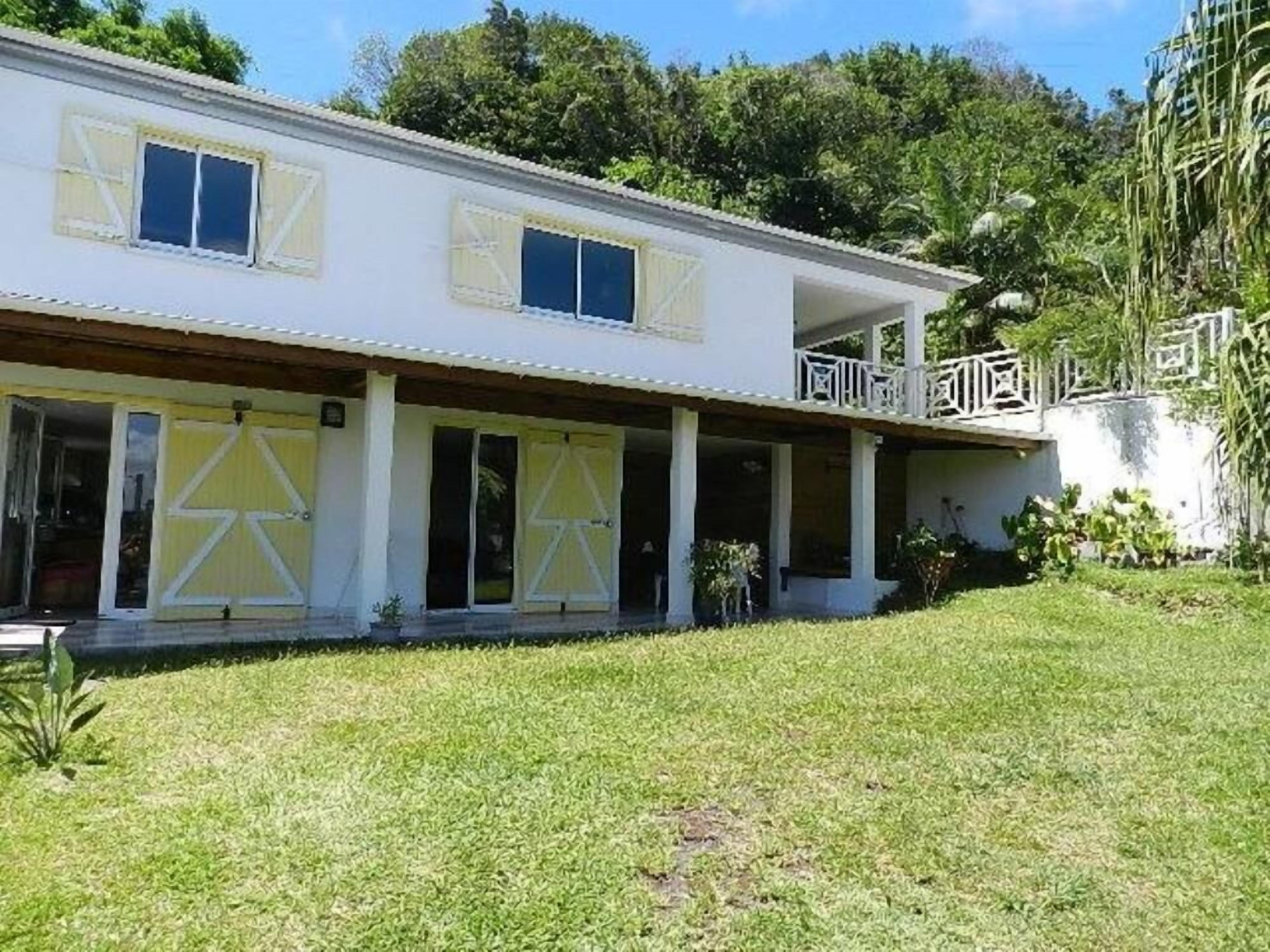 Discover the wild south from the terrace of this colorful apartment in Saint-Joseph, Réunion