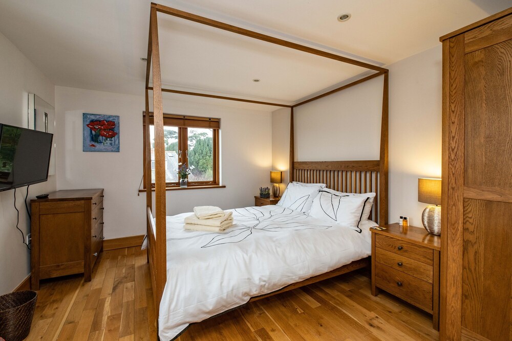 PRIVATE PARKING, Cottage in Padstow, old part of town, family & pet