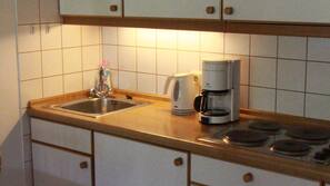Kühlschrank, Ofen, Wasserkocher mit Kaffee-/Teezubehör, Toaster